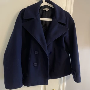 Design by si kappa - Säljer denna jättefina kappan då den tyvärr inte kommer till användning längre. Har inga fläckar!💕 Skriv privat för fler bilder/frågor. Nypris: 757 mitt pris: 549