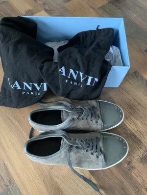 Lanvin skor  - Säljer nu dessa feta lanvin skor. Skorna är i väldigt fint skick (se bilder). Nypris ca 4300kr mitt pris endast 2399. Skorna är i storlek Uk 8 - motsvarar ungefär storlek 42-43. Box och dustbag ingår! Tveka inte att höra av dig vid minsta fundering🙌