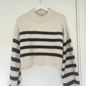 Stickad tröja - Beige stickad tröja med svarta ränder❣️❣️