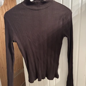 Brun tröja - Säljer denna bruna polo tröja. Storlek S/M