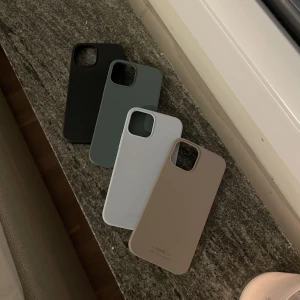 Holdit skal  - Skal från holdit till iPhone 12, passar kanske andra iPhone modeller med om man vet måtten🫶🏽 Styckpris 50kr alla för 150kr Svart, mörkgrön, ljusblå & beige