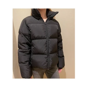 JUNKYARD Nico Down Puffer Jacket. - Säljer min jättefina svarta dunjacka i nyskick! Nypris 1499kr Hög krage, Relaxed fit Fodrad, Dunvaddering Fickor i sidan och innerficka Dragsko i midjan Certified down - Responsible down standard Yttertyg: 100% Polyamid Nylon. Foder: 90% Dun, 10% Fjäder.