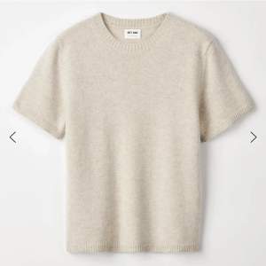 denna mysiga tröja från soft goat som är i nyskick! originalpris 2200 säljer för 1400! stl L men sitter som en s/m! perfekt till hösten🪩💌