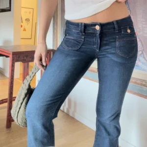 lågmidjade jeans - dessa är en dröm med de snyggaste detaljerna💕lågmidjade och bootcut stl 36! hör av dig om du har frågor🪩💌