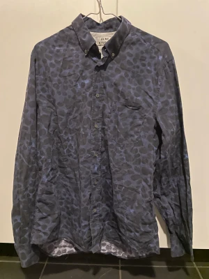 Acne studios skjorta - Acne studio Isherwood animal AW13, Cond 9/10 knappt använd, säljes pga använder aldrig