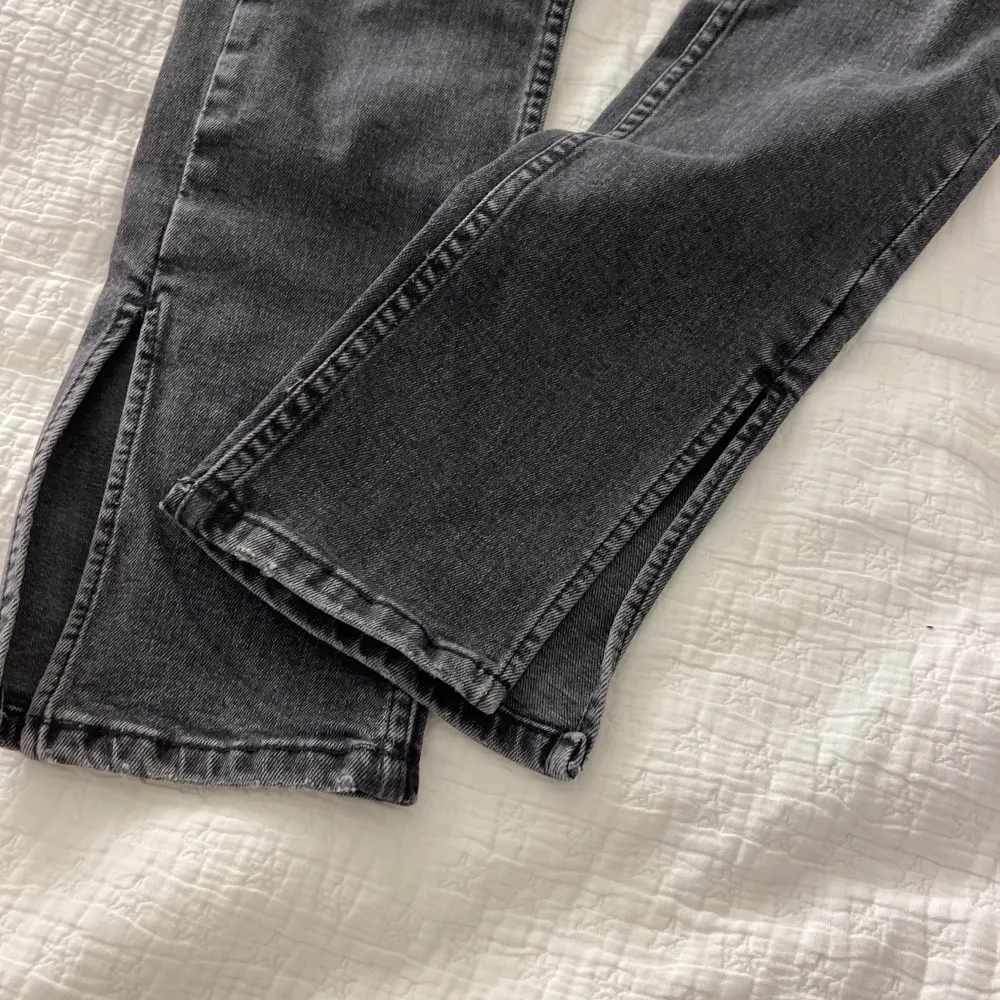 Ett par grå/svarta jeans ifrån zara i storlek 32. Jeansen är höga i midjan och sitter tajt upptill och har en fin slits nertill ❤️. Jeans & Byxor.