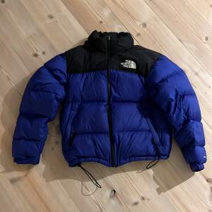 Säljer nu min ytterst fina North face jacka! Endast använd under förra vintern och är i toppenskick. Färgen på den är blå/lila men klarblå i tydligt ljus (bild 3). Nypris ligger på ca 4000. Jag är 184 och den passar super. Tveka inte på att höra av er!😁