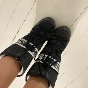 Moonboots  - Moonboots ser oanvända ut