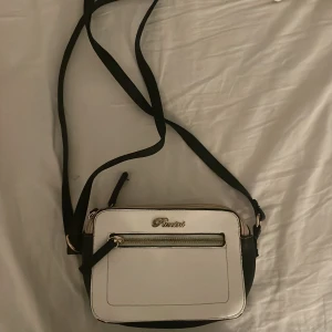 Väska  - Fin väska, lika stor som handen typ, får plats med mobil och andra saker, frakt bekostas av köparen 