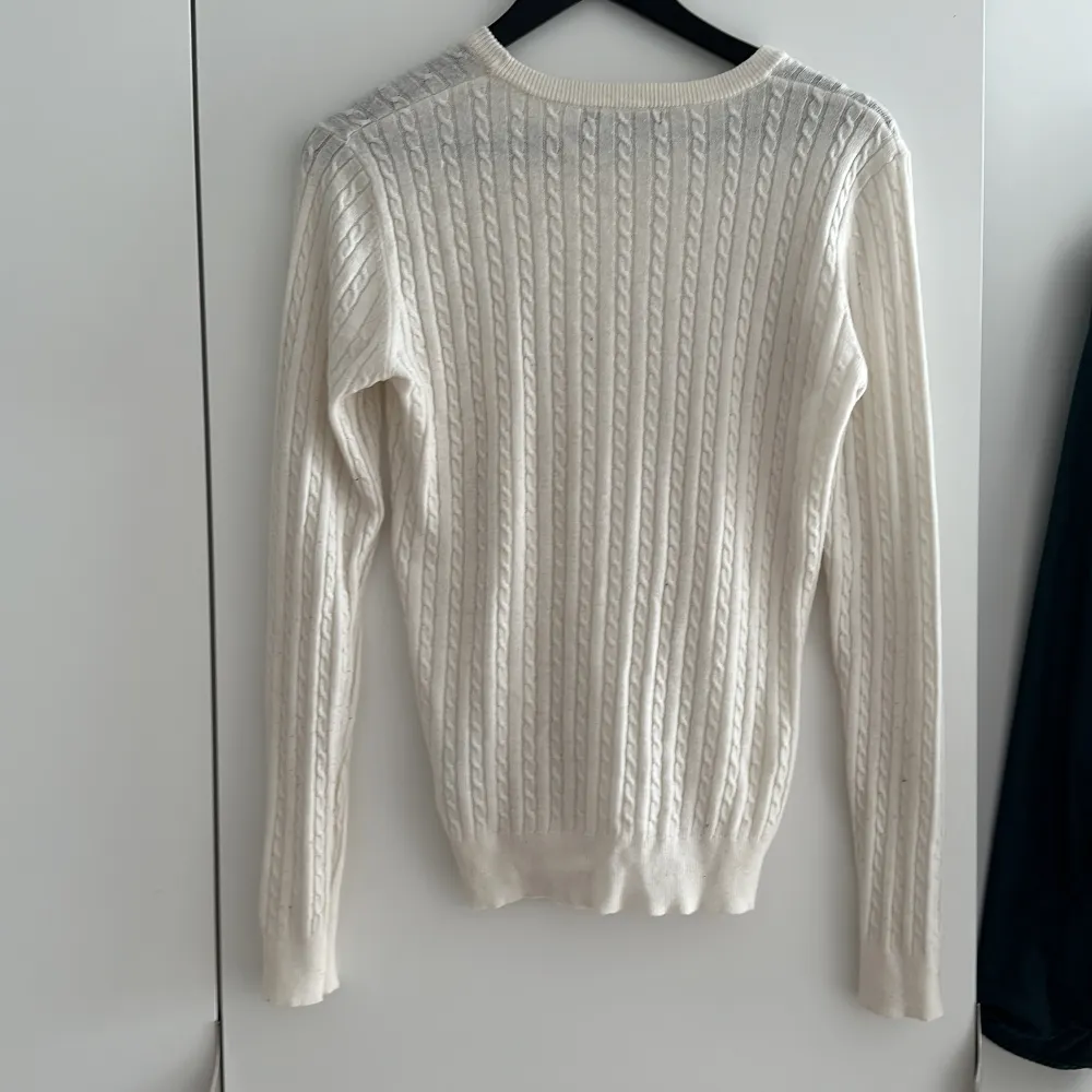 Aldrig använd tröja från Gina tricot storlek L men är som en M. . Tröjor & Koftor.