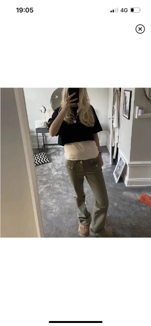 Gröna jeans HM  - Säljer dessa populära slutsålda jeans från HM då jag köpte flera storlekar, helt oanvända med lappen kvar 💓 