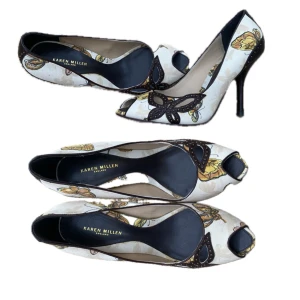 Klackar med fjärilar  - drömklackar från karen millen! söta gula fjärilar o cut outs <3 fantastiska till balen eller bara med några bootcut jeans 🫡