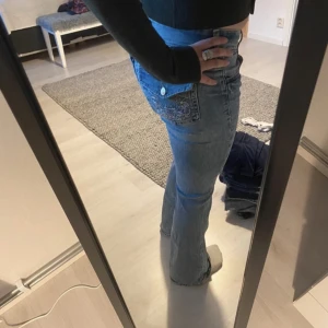 Lågmidjade jeans  - Slutsålda jeans ifrån hm. Köpte dessa ifrån en annan tjej (bilderna är ifrån henne) men de satt inte riktigt så snyggt på mig, därför säljer jag vidare dem🩷 Innebenslängd: ca 82 cm Midjemått: ca 81 cm