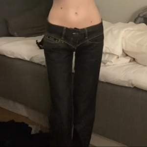 Super fina low waist jeans med coola detaljer! Skriv privat för mått, pris går även att diskutera💕