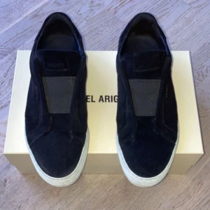 Arigato 360 Laceless  - Tjena, jag säljer mina Arigato 360 Laceless, skick 9/10. Box och dustbag ingår, priset kan diskuteras i dm. Dm även för fler bilder💯