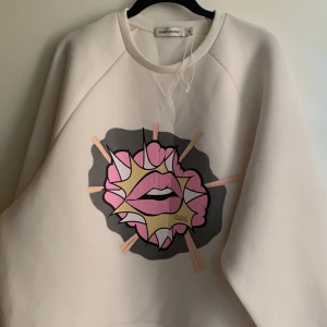 Collegetröja CW - Oversized tröja Carin Wester säljes.  Vit med tryck. 