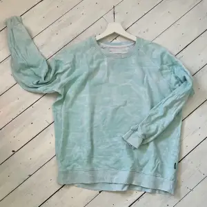 Dipdyed-mönstrad sweatshirt i organic cotton från desicated. Mintgrön/turkos/vit.