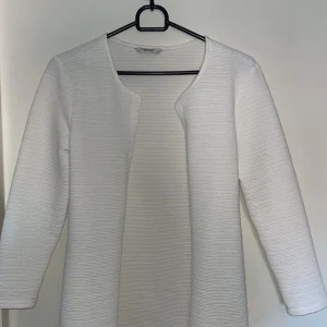 Vit kappa - Jättefin från only  Knappt använd 