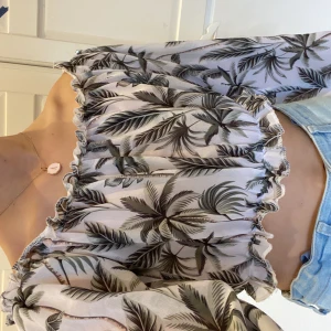 Palm blus - Jag säljer en urgullig topp/blus som kommer från shein. Jag säljer den eftersom att den tyvärr inte kommer till någon användnig längre💗🫶 Den har så lågt pris pga att det sticker ut någon tråd, det ser man på tredje bilden💗💞(OBS köpare står för frakt)