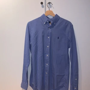 Ralph Lauren Skjorta - Blå Ralph Lauren skjorta strl S  Skriv om ni är intresserade 😀