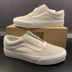 Vans skor  - Hej! Säljer ett par helt nya Vans skor i storlek 40.5. Tveka inte på att höra av dig om du har frågor!