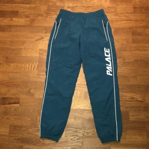 PALACE TRACK PANTS - Palace Pipe Down G Suit Bottoms Large Grön Bra passform 