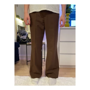 Weekday Bruna Flared Byxor - Bruna flared byxor från weekday, fint skick, sitter väldigt najs på sneakers och boots. Den är storlek 46 och passar mig perfekt som brukar ha 30/32. Jag är 185cm 63kg