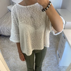 Trekvartsärmad tröja - Säljer denna trekvartsärmade tröja. Har du någon fråga är det bara att höra av dig🫶🏻