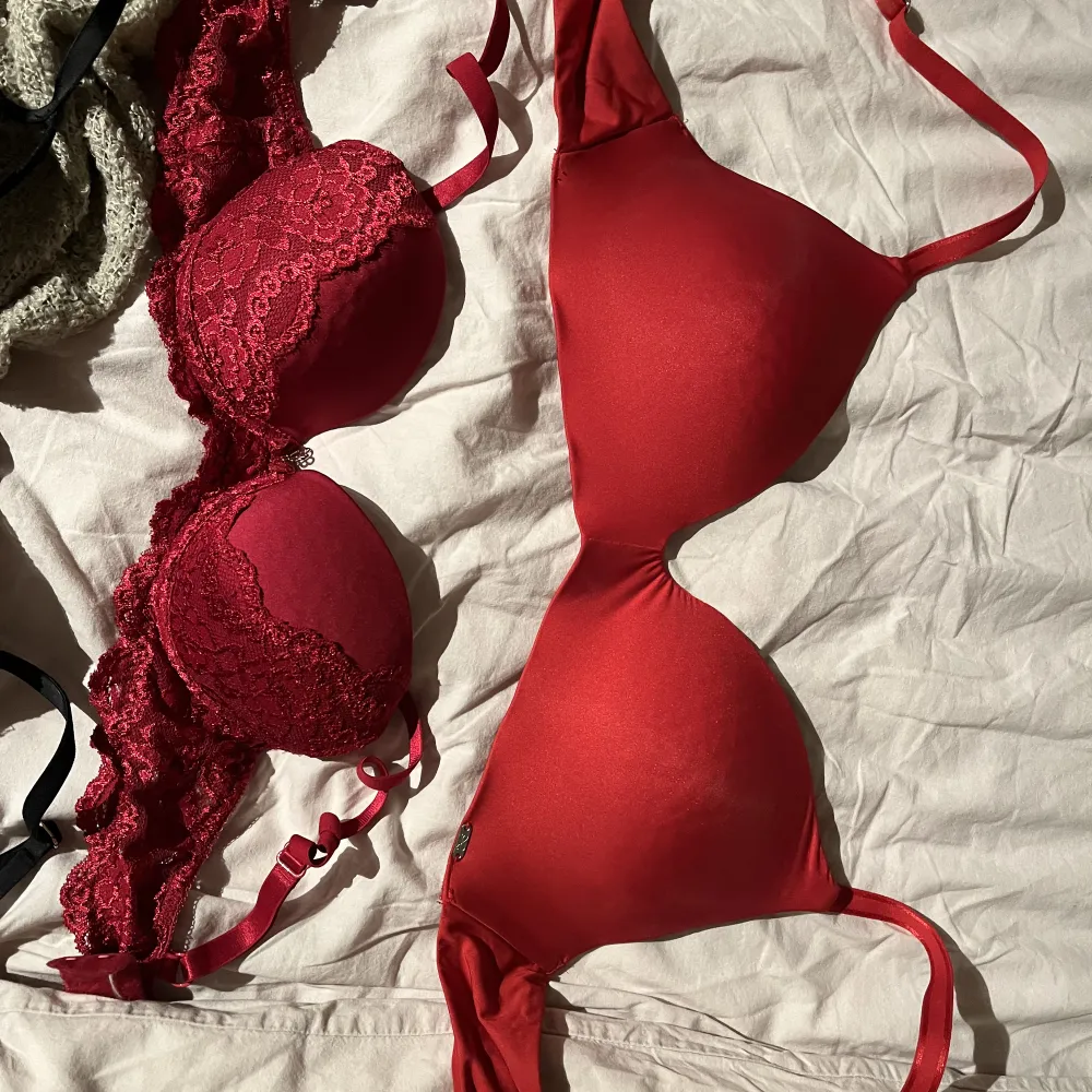 Fint skick på alla, Röd längst upp: 80 B Hunkemöller 2an: 75 A Lindex 3an: 70 C PINK 4an: 80 A New Yorker 5an: 75 B Hunkemöller 50kr styck eller alla för 150kr.. Övrigt.