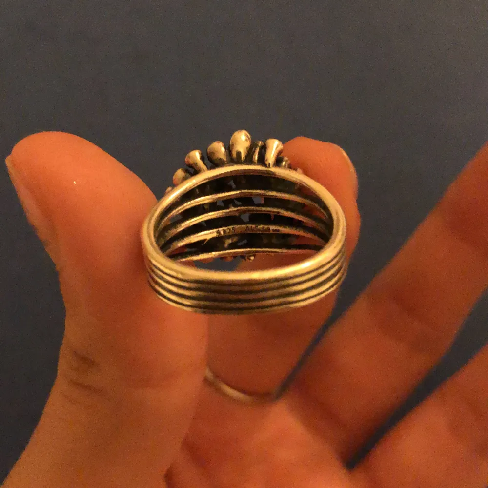 Väldigt väldigt fin Pandora ring som knappt använts pgv fel storlek. Älskar ringen och har en fin blom bouquet. Gjord av äkta silver så klart. Vintage och säljs inte längre!. Accessoarer.