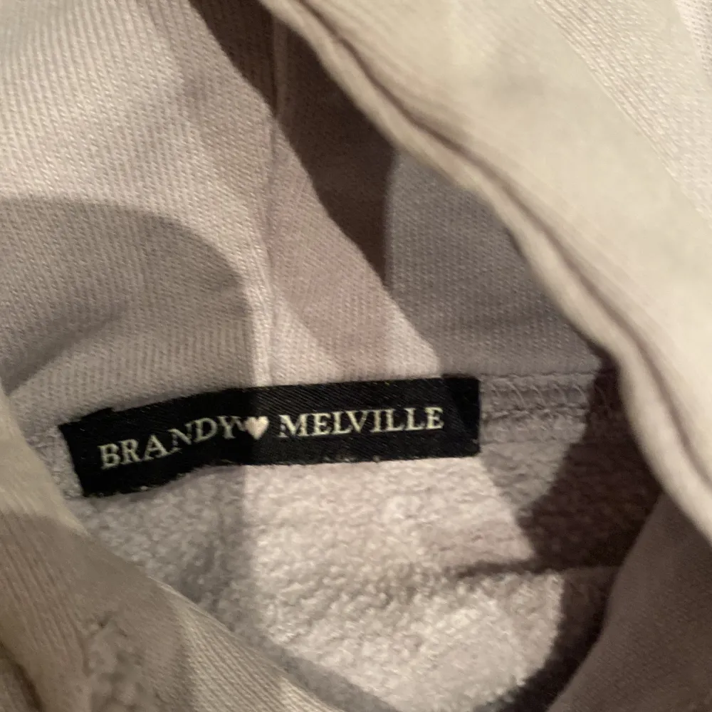Brandy Melville, lilla oversized hoodie med Yosemite-bear tryck, fint skick, stl: One size/oversized. Hoodies.