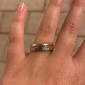 Super vacker ring är nu till salu❤️ Ringen fick jag i present när jag fyllde år och nu använder jag den inte längre ❤️ jag säljer de för 100kr+frakt🫶🏻 pris kan diskuteras. Jag är osäker på storlek och vilket märke den kommer ifrån.🫶🏻