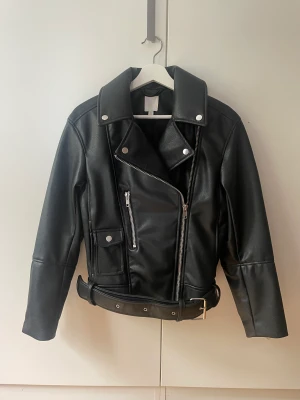 Bikerjacka  - Fin oversized bikerjacka i nyskick köpt från hm. Använd endast två ggr och har inga defekter. Säljer då den inte kommer till användning. Jackan är i stl xs men skulle lika gärna kunna passa någon som har S eller M, skriv för fler bilder eller info💕
