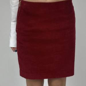 Jättefin kjol i manchester från Whyred❤️ storlek 36 och midjemått rakt över 37cm🧚‍♀️🫶 