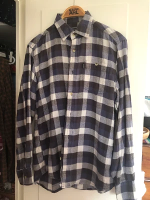 Skjorta - Blå rutig skjorta använd ett få tal gånger. Storlek S 37/38.