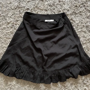 Kjol NA-KD - Inköpt från NA-KD, aldrig använda! Medellång med volang nedtill. Nypris ca 250kr 💕