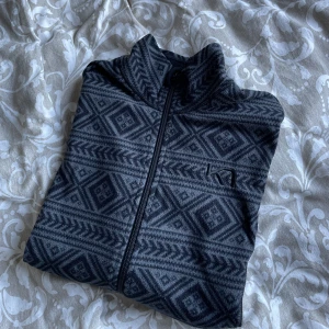 Karitraa fleece  - Perfekt fleece att ha efter underställ och mellan jackan, ett tunnare men värmande lager! Fint skick nästintill ny Storlek L men passar mig som är M