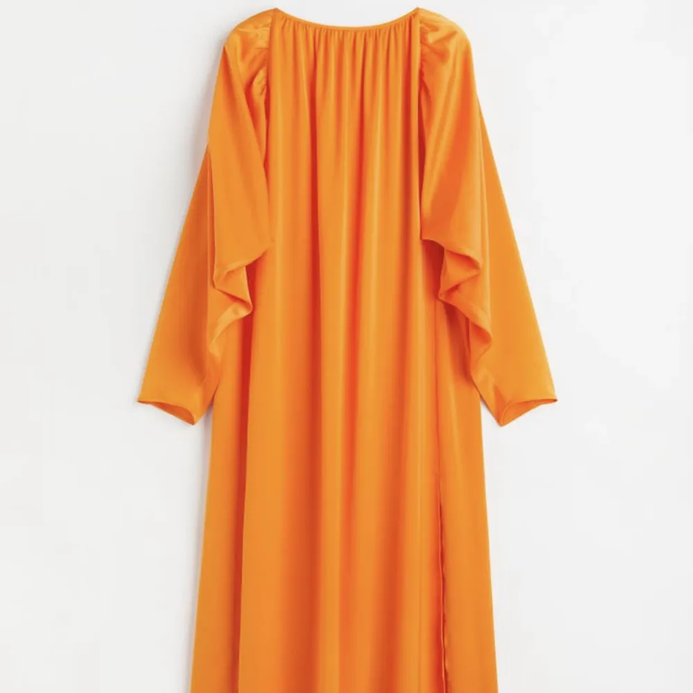 Säljer denna Abayaliknande klänningen från H&M (aldrig använd). Den är superfin och har öppen rygg. Köpt för 179kr, säljer för 90kr + frakt🧡 Hör av er om fler bilder önskas!. Klänningar.