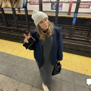 Klänning zara - Använd 3 gånger, långärmad, rak modell, varm och gosig<3 Finns fler bilder