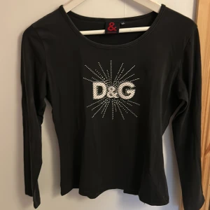 Dolce & Gabbana tröja - Säljer en jätte fin D&G tröja med en fin design i fram!! Det står att storleken är XL men den sitter som M. Skriv privat om ni vill ha fler bilder eller mer information! Köparen står för frakten.