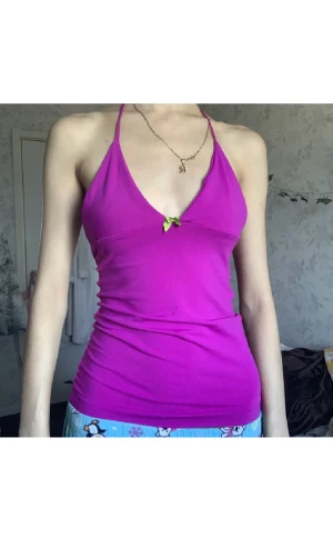 Y2k topp - jättesnygg mörk-rosa y2k halterneck topp, lånade bilder men kan ta flera💕