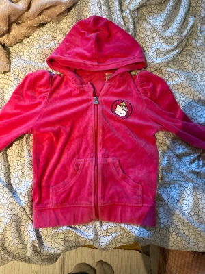 Gullig kofta🩷 - Gullig hello kitty tröja 🩷 köpt från en annan från plick men storleken passa inte! Arm längd: 40  Midjemått:62 Skriv om du har några frågor🩷 (sista bilden är lånad av förra som sålde den!)