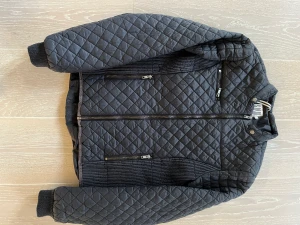 Höstjacka Marinblå Saint Tropez - Marinblå jacka i strl L men passar mer M. Saint Tropez. Mycket sparsamt använd. Rök- och djurfritt hem.