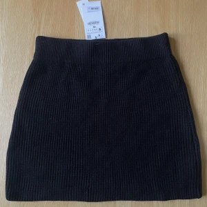 Stickad kjol - En stickad kjol från Zara helt oanvänd med prislapp kvar, passar perfekt nu till hösten