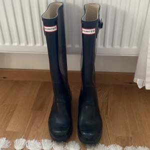 Hunter Gummistövlar svarta - Svarta hunter gummistövlar i st 39 jätte fint sikt använd få gånger. 