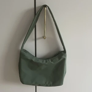 Shoulder väska  - Säljer denna gröna axelväska med kort rem från Gina tricot, aldrig använd
