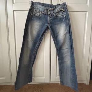 Säljer ett par super snygga replay jeans i stl 28 å 30💕💕
