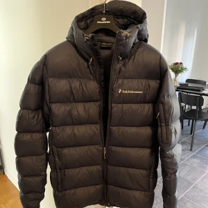 Peak performance vinterjacka  - Vinterjacka i bra skick säljes pga att den inte kommer till användning 