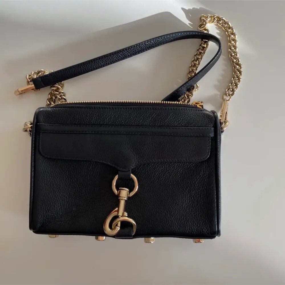 Säljer denna jättefina Rebecca minkoff väskan! Väl använd men fortfarande i fint skick💗💗 skicka pm för mer bilder!  Kostar ca 1000kr i nypris, säljer för 250kr😁😁. Väskor.