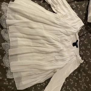 Tröja - Jätte söt tröja med volang och spets!  Bra skick